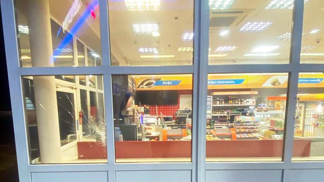 нетрезвый витебчанин разбил стекло здания АЗС