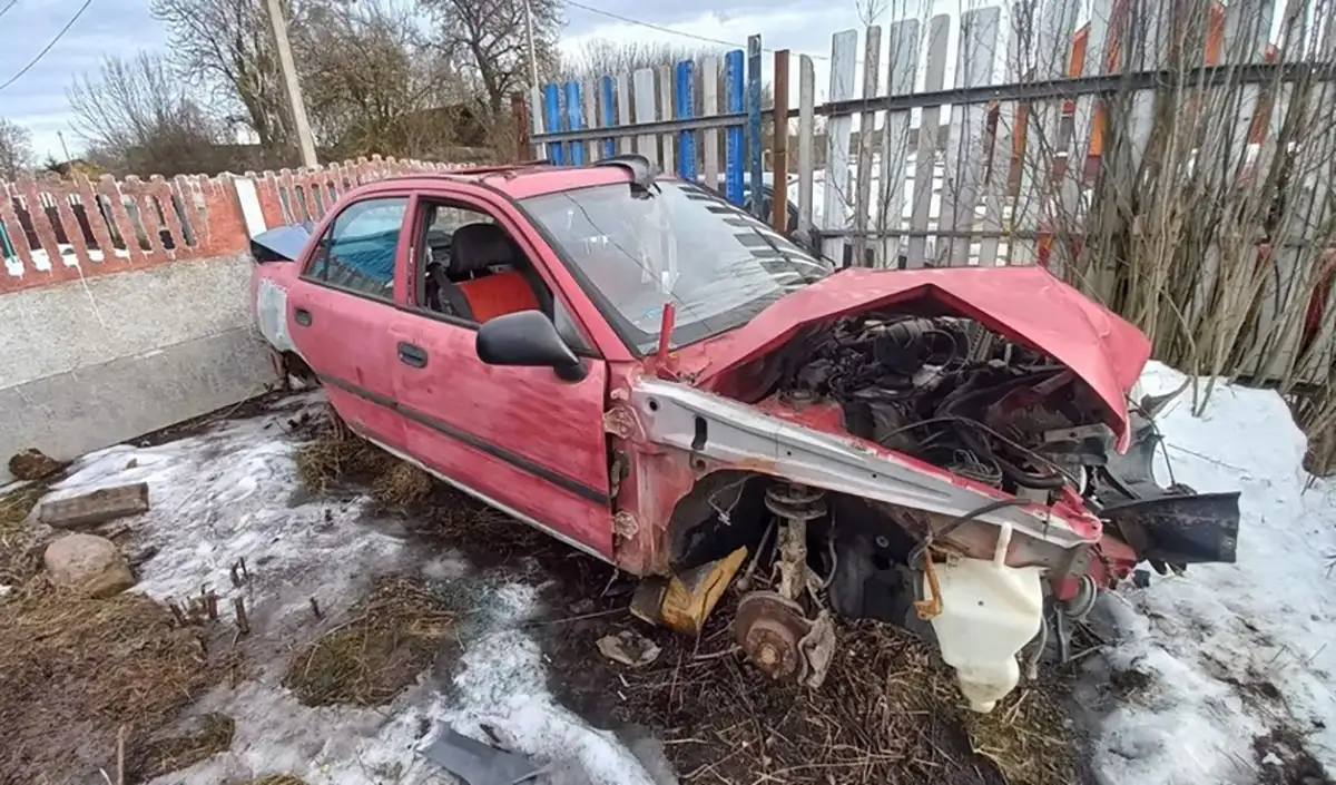 Подросток уничтожил чужой автомобиль, который ремонтировал его отец