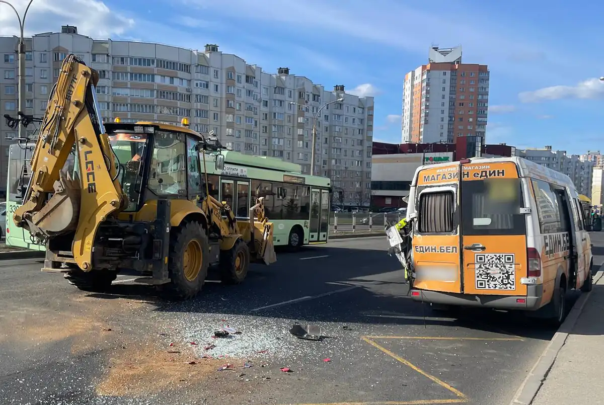 В Минске столкнулись погрузчик и микроавтобус3