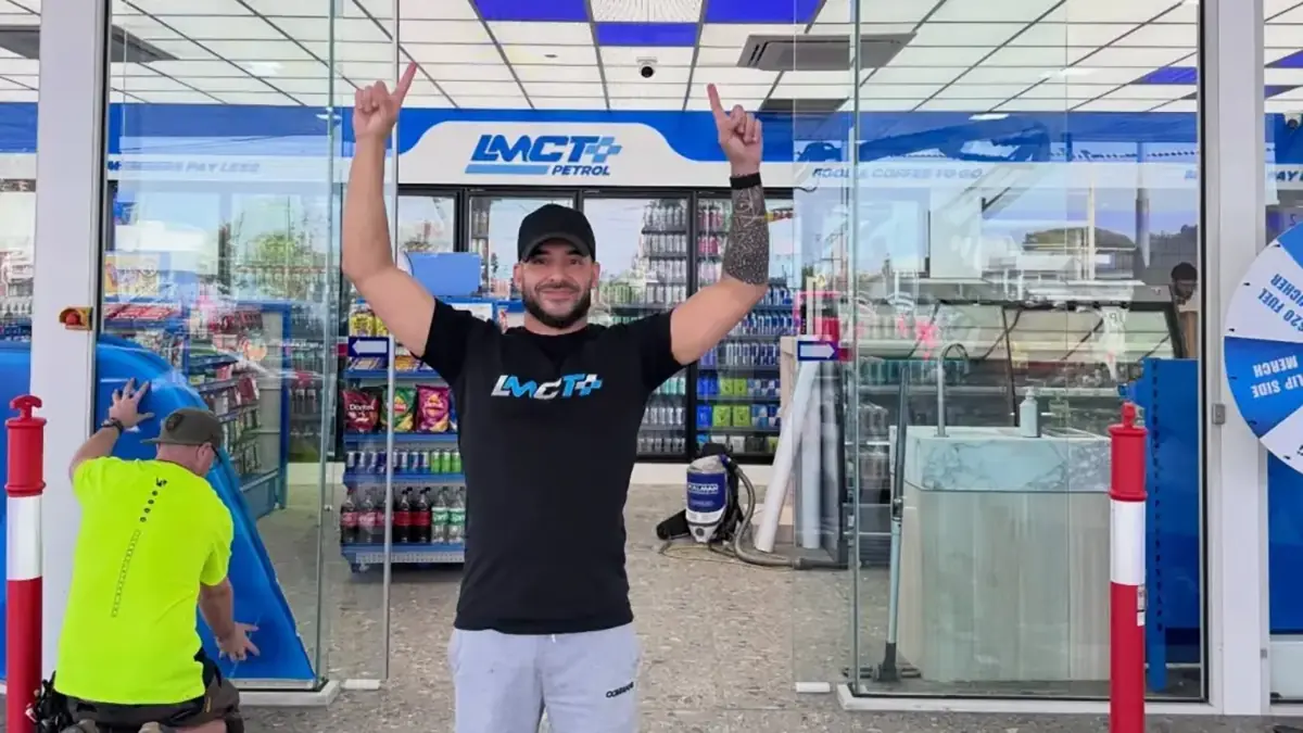Австралийский миллиардер продает бензин по цене 0,99 доллара за литр