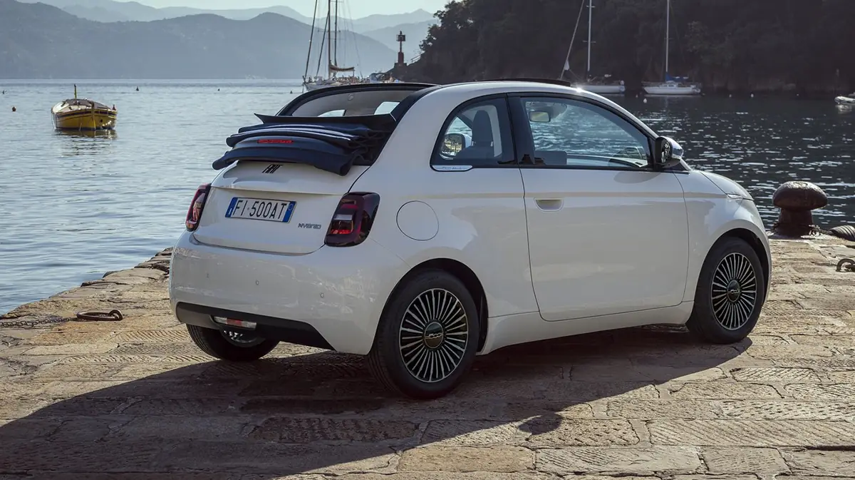 Fiat 500 Dolcevita Fiat пытается сделать гибридную версию 500 более привлекательной