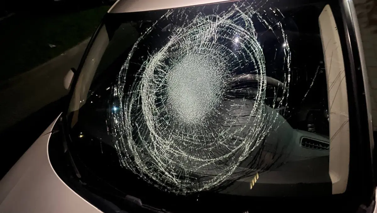 бросил с 7 этажа пакет с водой и повредил чужой автомобиль