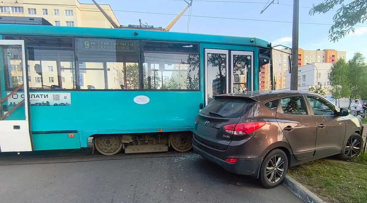 водитель Hyundai при повороте налево столкнулся с трамваем