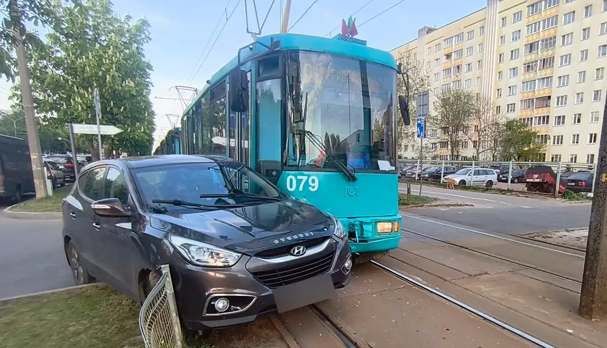водитель Hyundai при повороте налево столкнулся с трамваем1