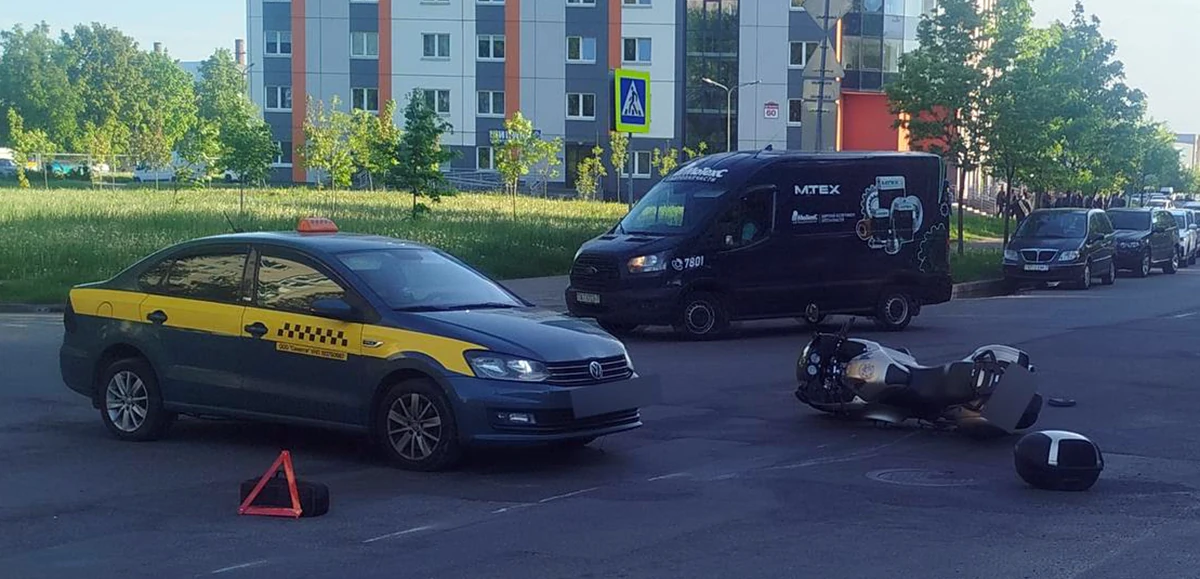 водитель такси не предоставил преимущество мотоциклу