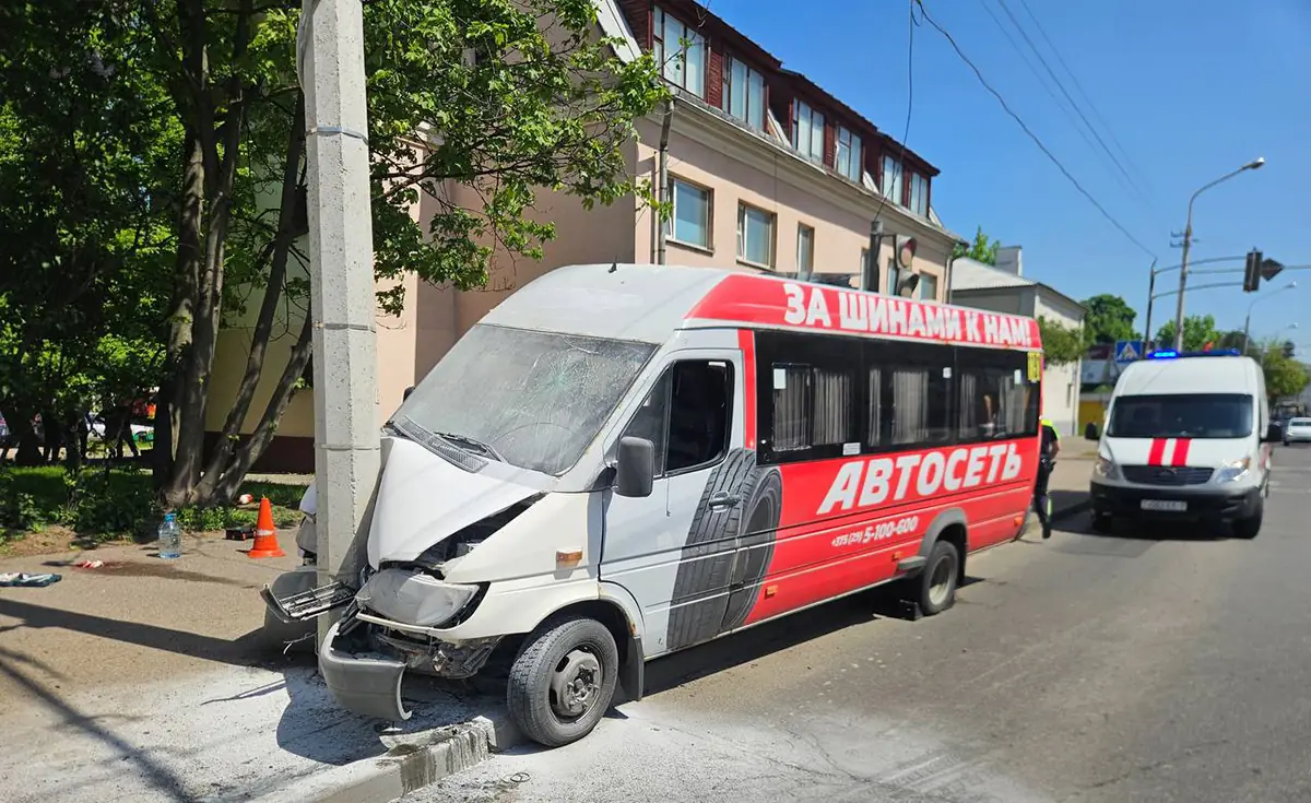 В Минске маршрутное такси врезалось в осветительную мачту1
