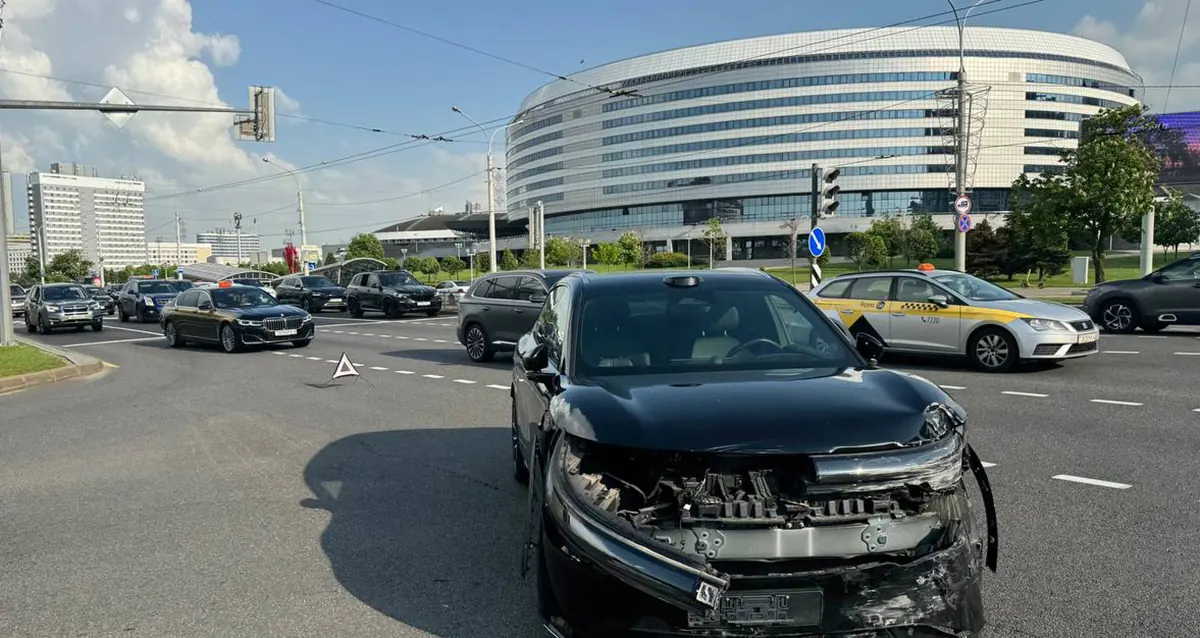 столкнулись Zeekr и Mercedes3