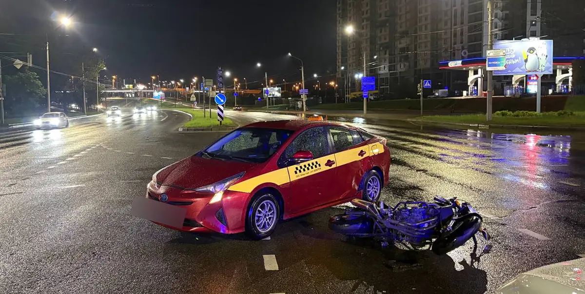 Водитель легковушки Toyota не уступил дорогу мотоциклу Honda и столкнулся с ним