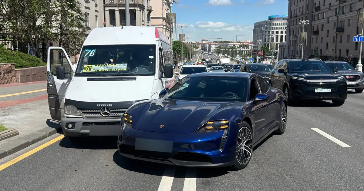 Porsche не поделил дорогу с маршруткой