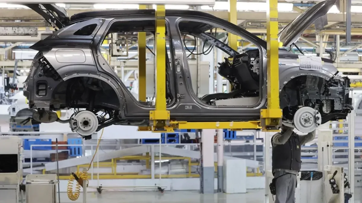 Renault приостанавливает производство новых моделей в Испании