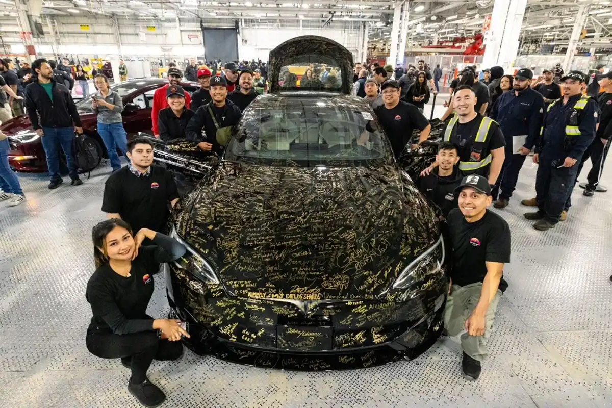 С конвейера сошел последний экземпляр Tesla Model S_1