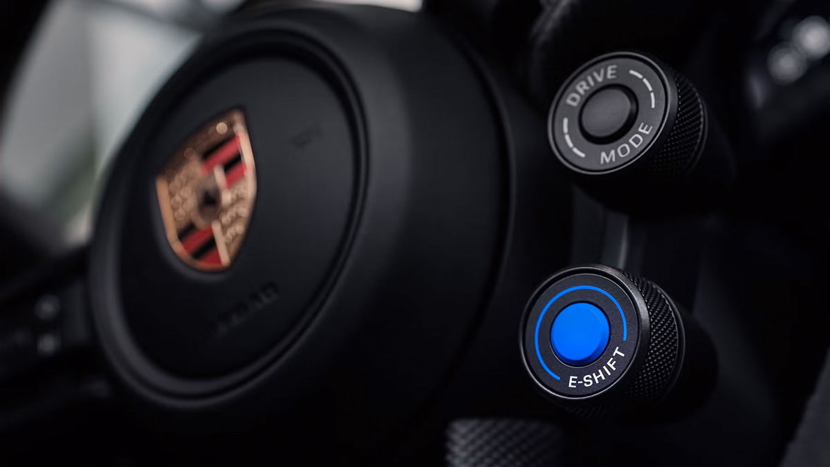 В модели Porsche Taycan 2027 года добавлена функция имитации переключения передач1