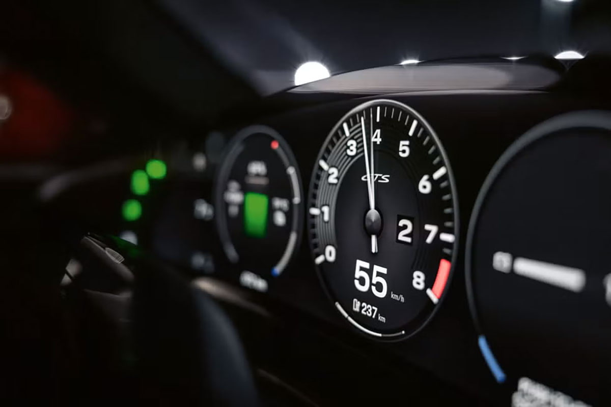 В модели Porsche Taycan 2027 года добавлена функция имитации переключения передач