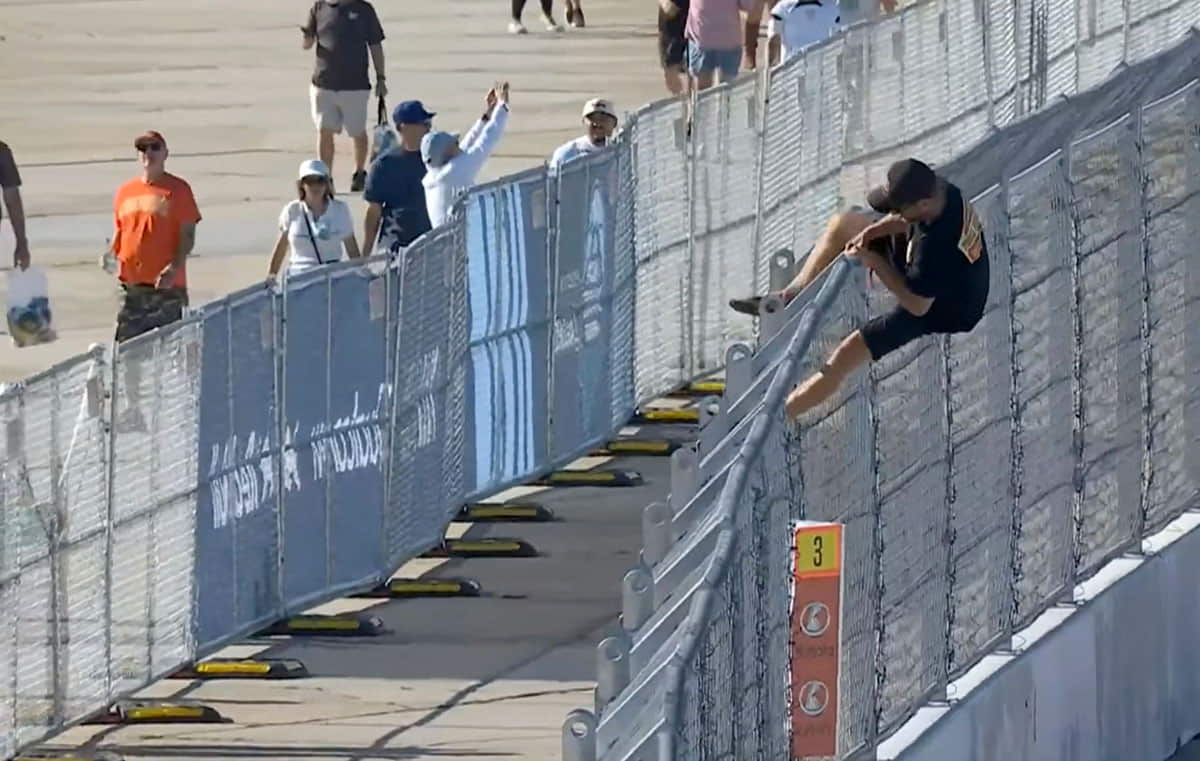Фанат перелез через заборы чтобы попасть на трассу NASCAR