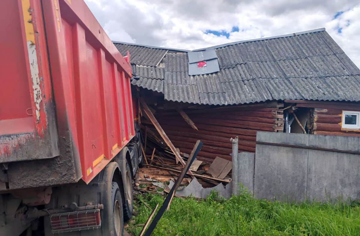 В Добруше грузовик врезался в дом