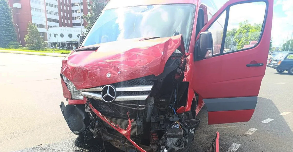 В Новополоцке из-за ДТП опрокинулась карета скорой помощи В Новополоцке из-за ДТП опрокинулась карета скорой помощи1