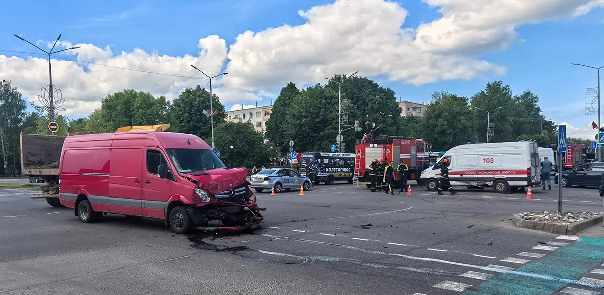 В Новополоцке из-за ДТП опрокинулась карета скорой помощи2