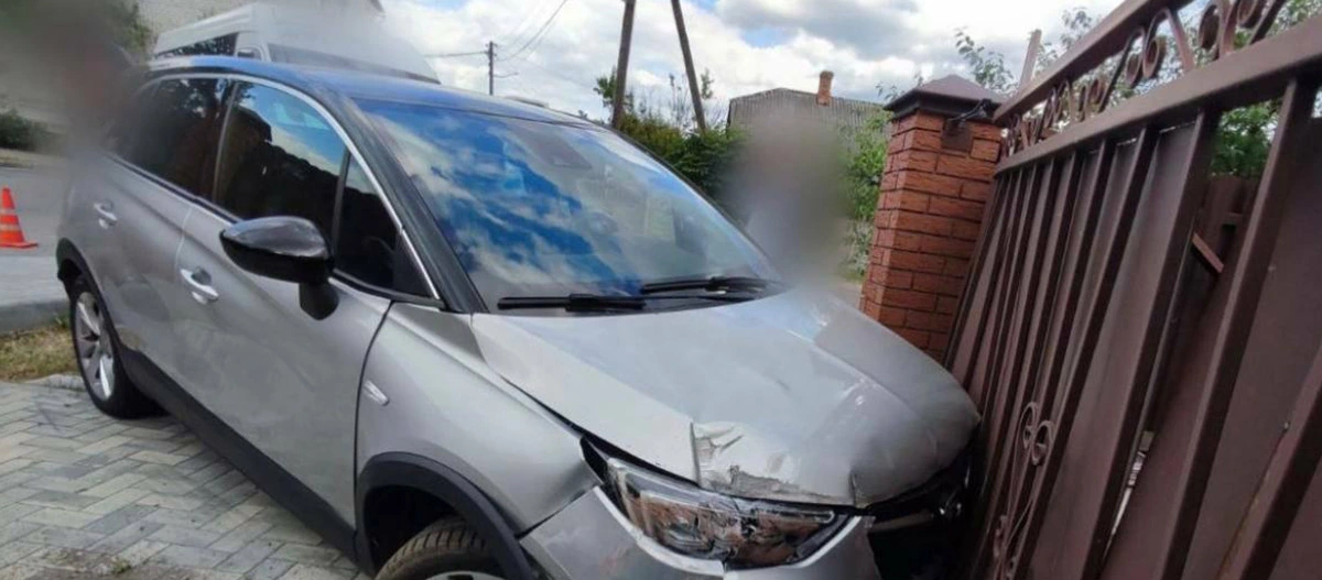 В Бресте водитель Opel столкнулся с микроавтобусом и врезался в забор