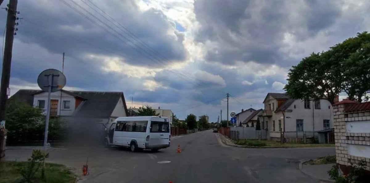 В Бресте водитель Opel столкнулся с микроавтобусом и врезался в забор1