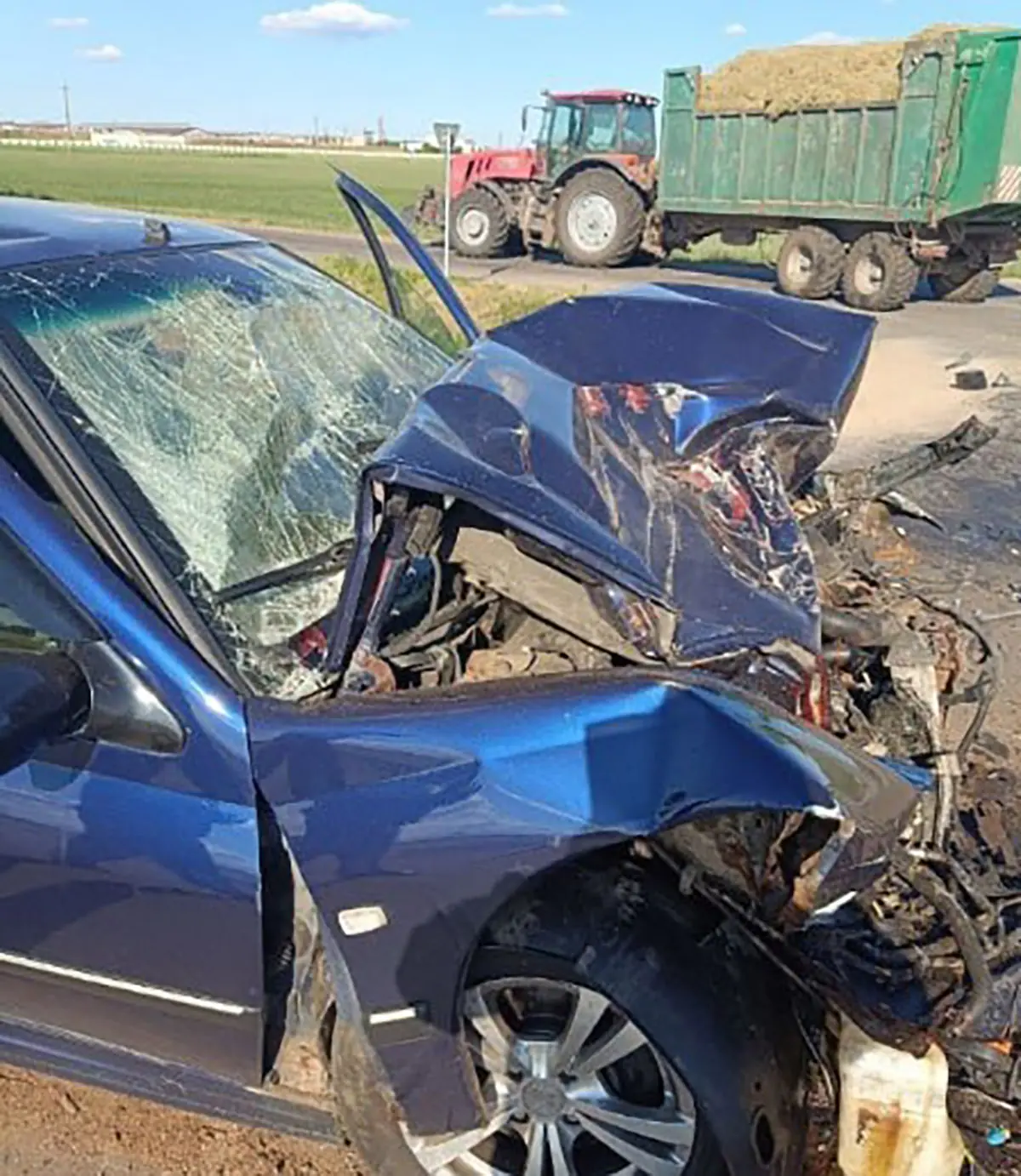 водитель Peugeot при обгоне столкнулся с попутным трактором1