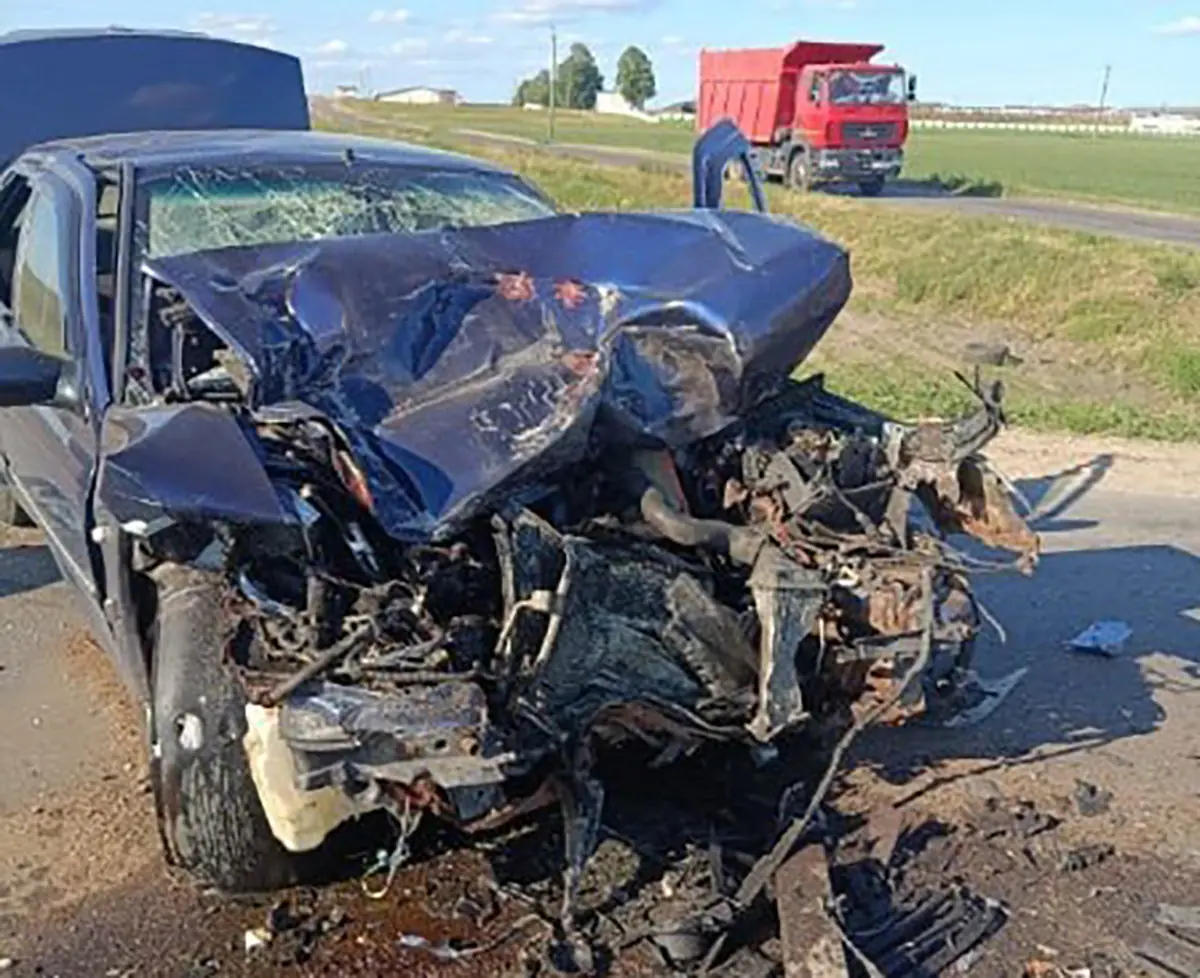 водитель Peugeot при обгоне столкнулся с попутным трактором2