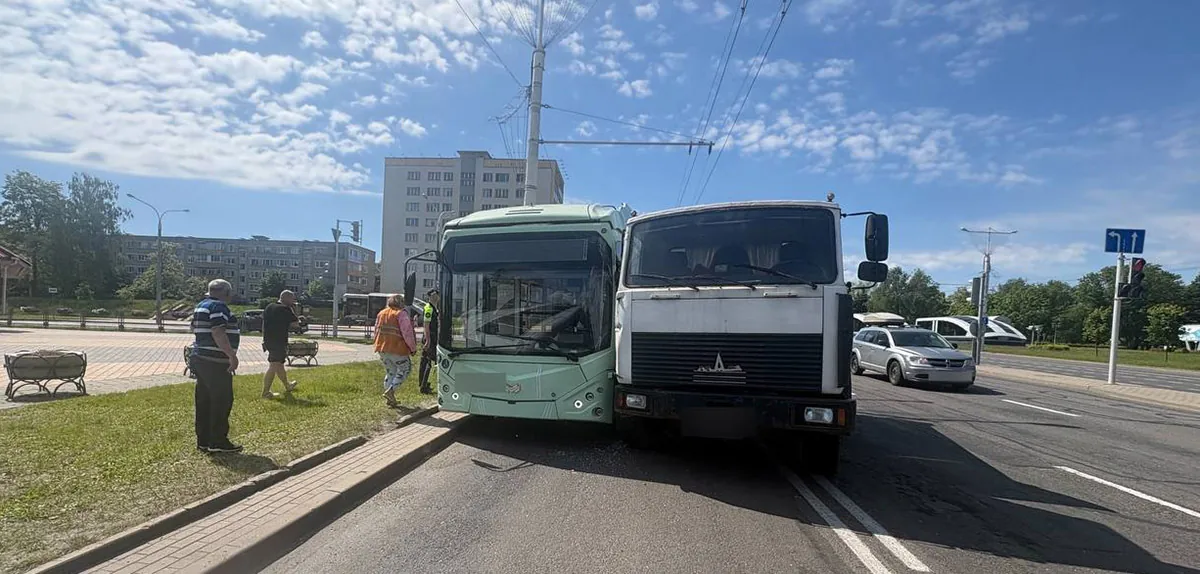 Водитель грузовика "МАЗ" столкнулся с попутным троллейбусом