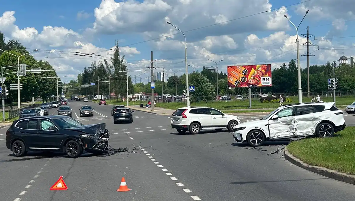 В Минске из-за проезда на красный столкнулись Voyah и BMW3