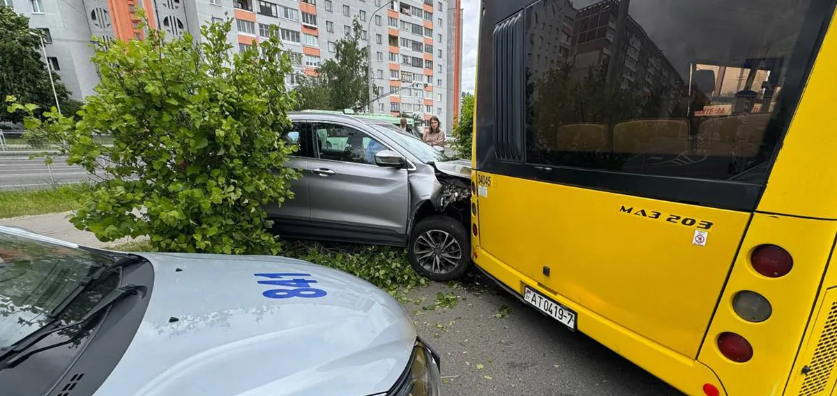 Водитель каршеринга врезался в ограждение и стоящий автобус