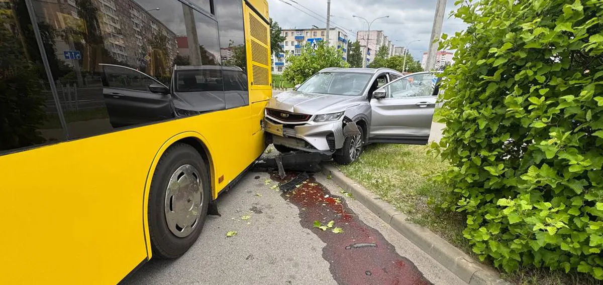 Водитель каршеринга врезался в ограждение и стоящий автобус2