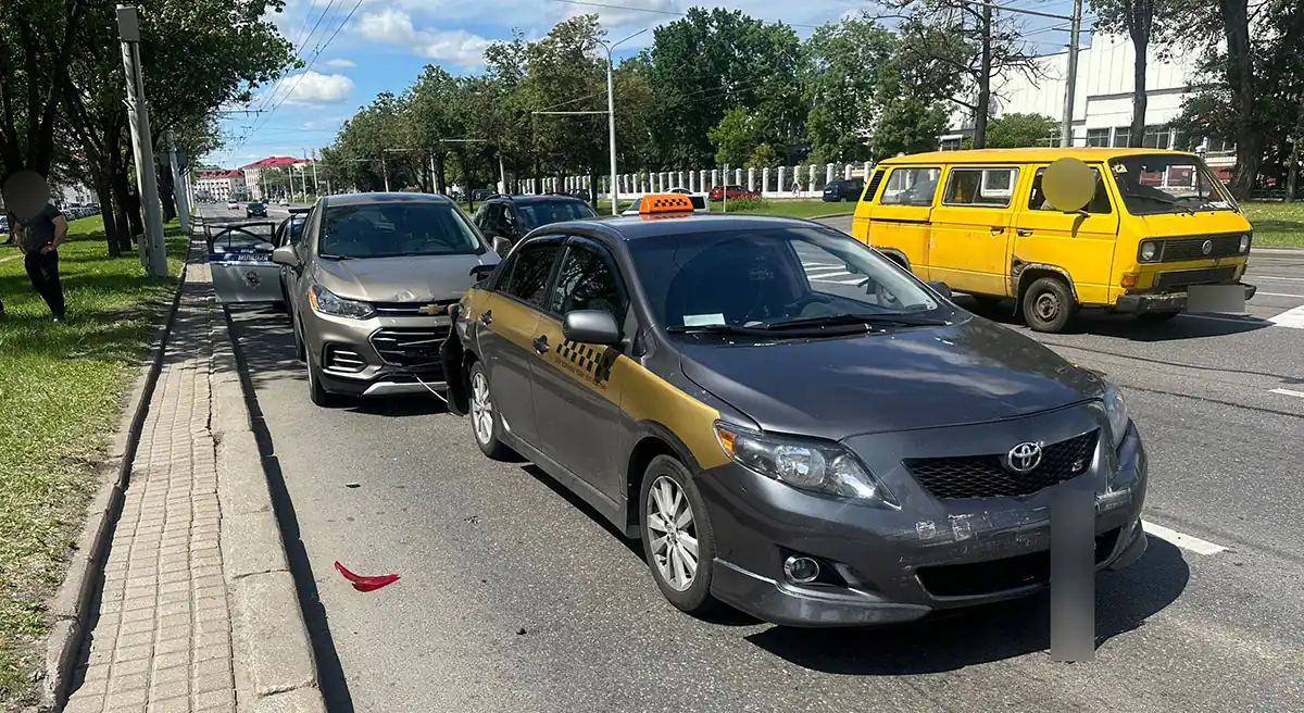 На Партизанском проспекте собрался "паровоз" из 4 авто