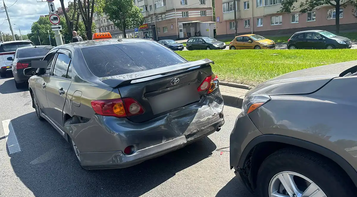 На Партизанском проспекте собрался "паровоз" из 4 авто1