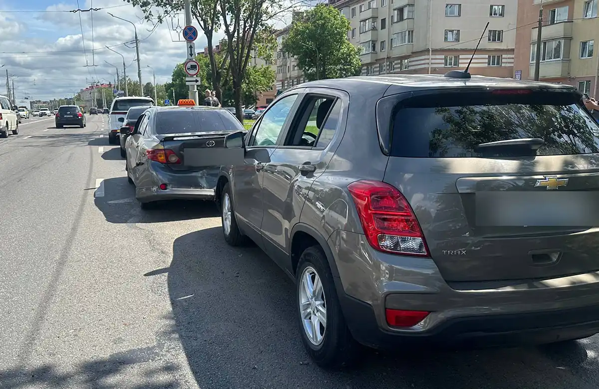 На Партизанском проспекте собрался "паровоз" из 4 авто2