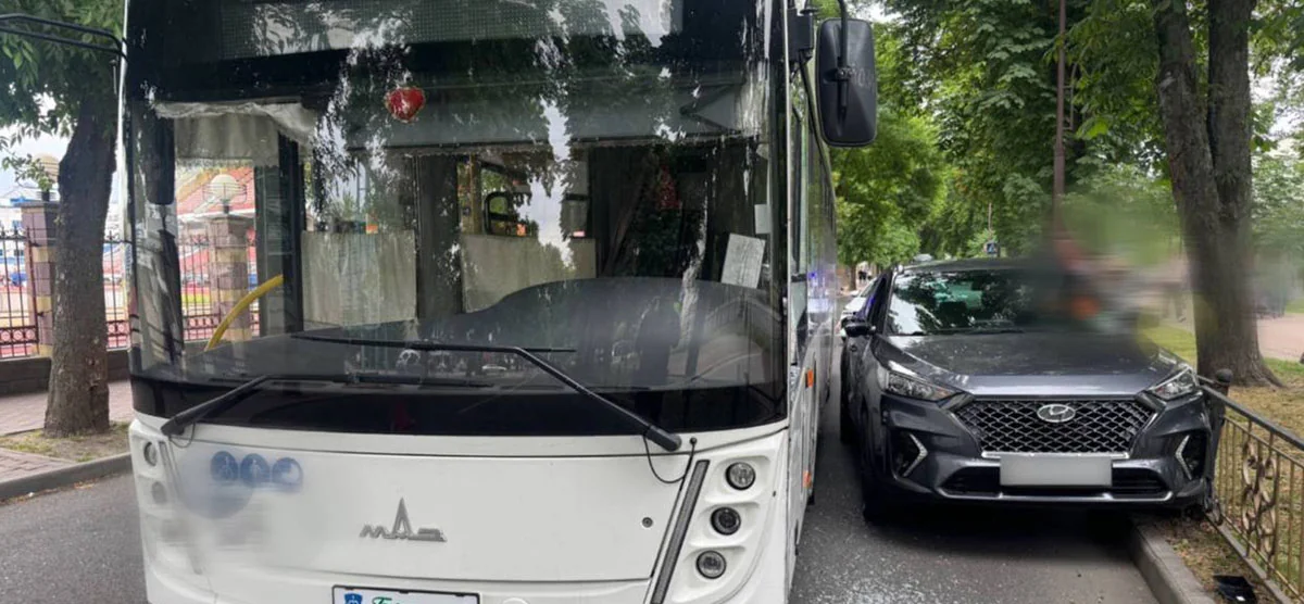 В Бресте водитель троллейбуса при перестроении столкнулся с легковым автомобилем
