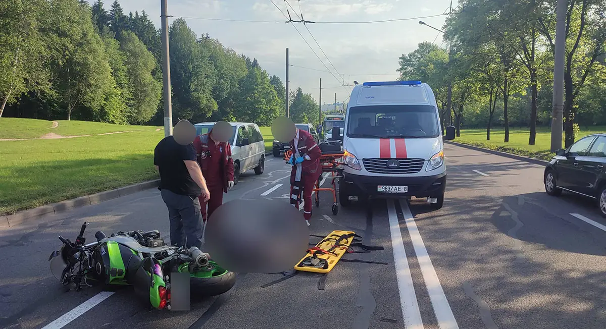 Водитель Kia при повороте налево не пропустил мотоцикл Kawasaki и столкнулся с ним2
