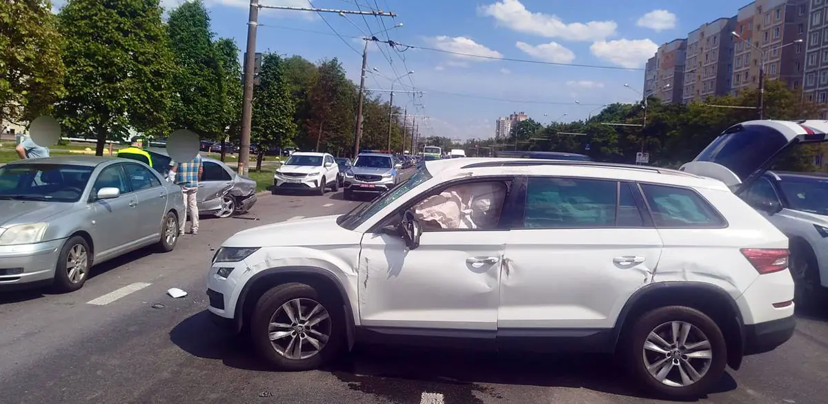 В Минске водитель Skoda врезался в припаркованный Mercedes и опрокинулся В Минске водитель Skoda врезался в припаркованный Mercedes и опрокинулся1
