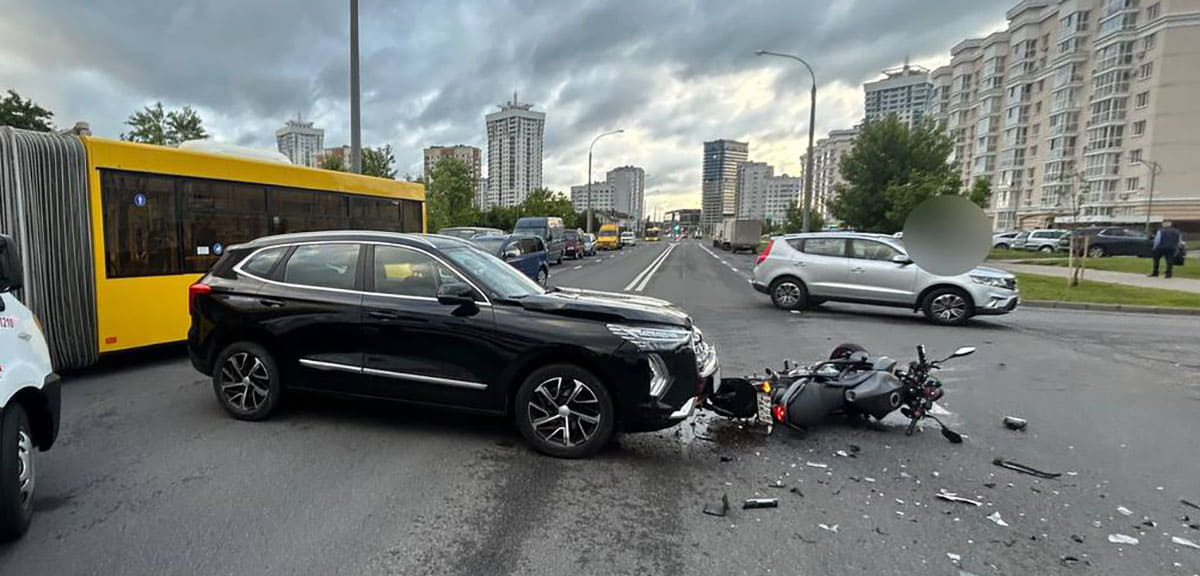 водитель Haval не уступила дорогу мотоциклисту водитель Haval не уступила дорогу мотоциклисту