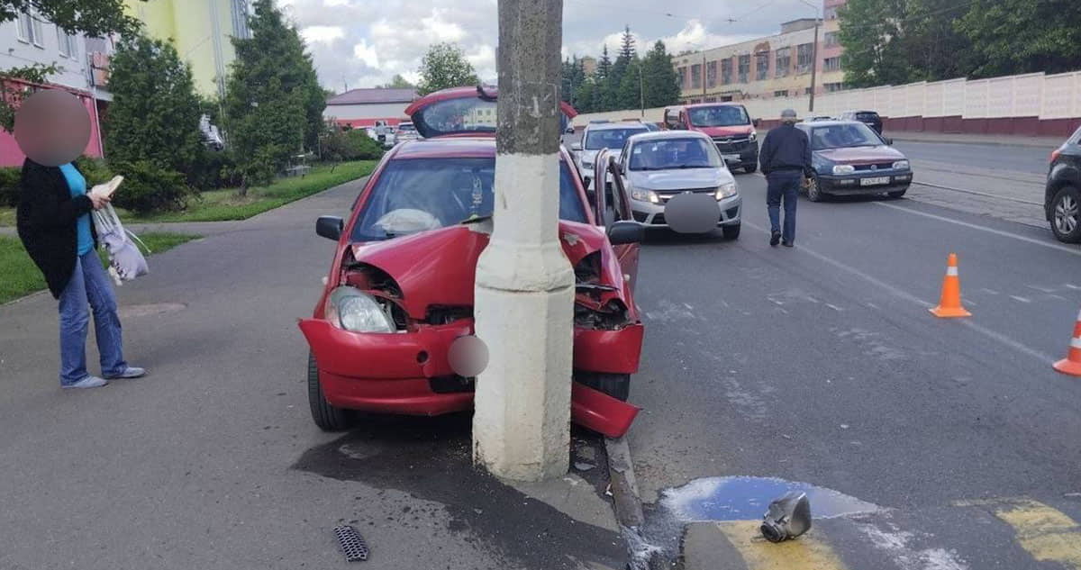 В Витебске водитель Toyota врезался в опору освещения1