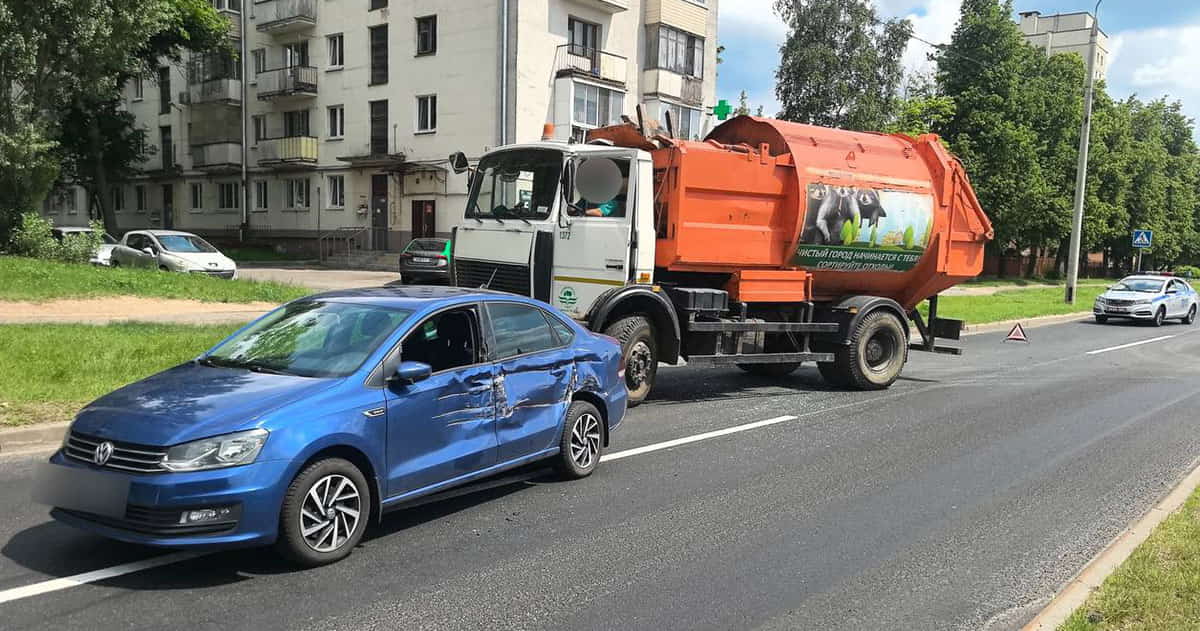 водитель мусоровоза не уступил дорогу легковушке