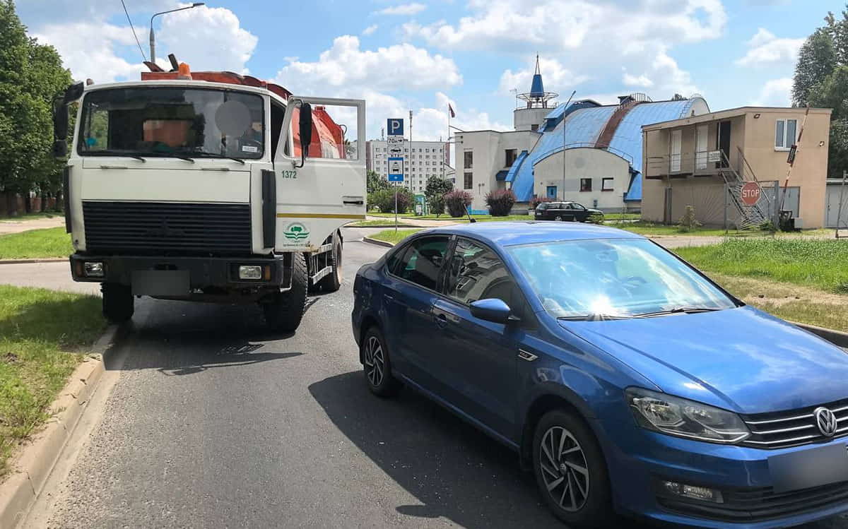 водитель мусоровоза не уступил дорогу легковушке1