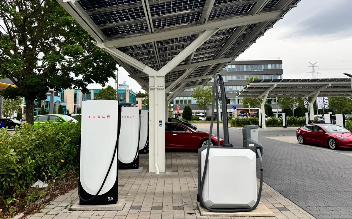 Tesla тестирует бесплатные пылесосы на Supercharger