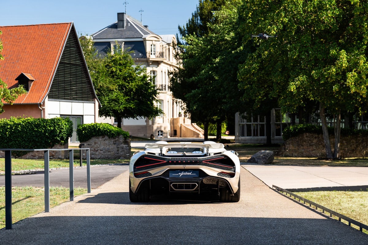 С конвейера сошел последний в истории Bugatti W16 Mistral_3