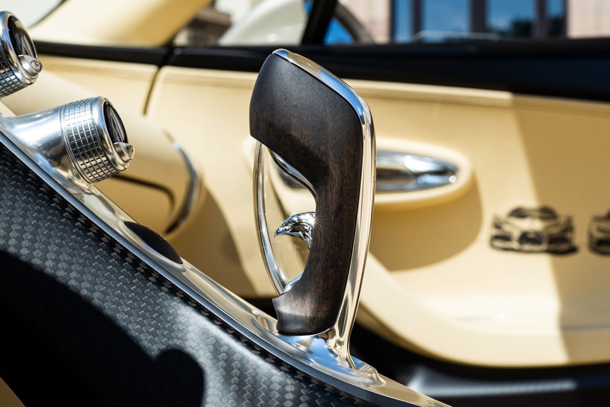 С конвейера сошел последний в истории Bugatti W16 Mistral_5