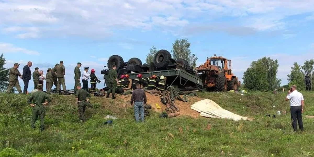 Под Осиповичами перевернулся военный МАЗ1