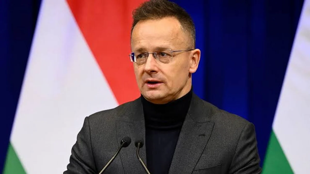 Петер Сийярто покинул парламент