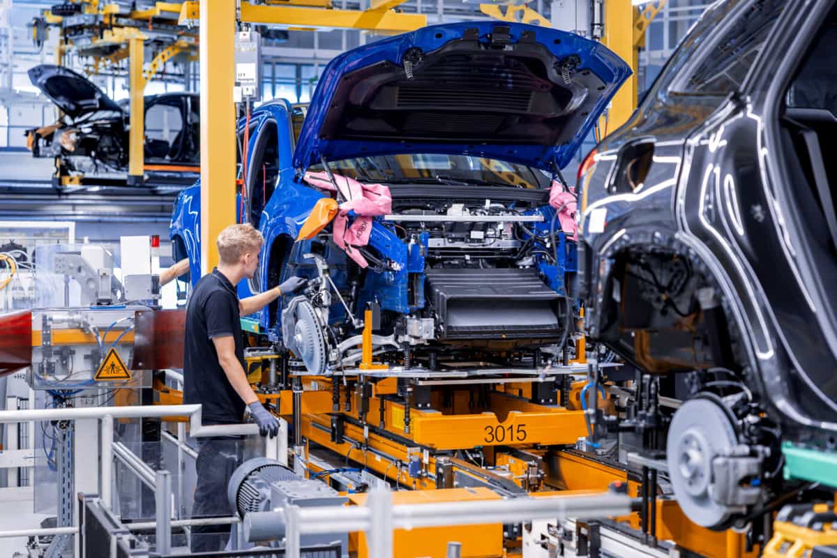 Компания Mercedes приостановила производство GLC