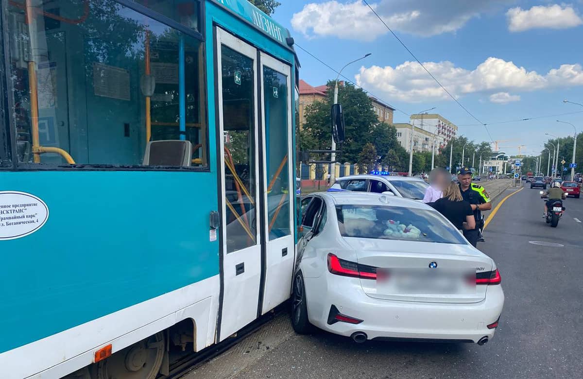 В Минске водитель BMW при развороте столкнулся с трамваем