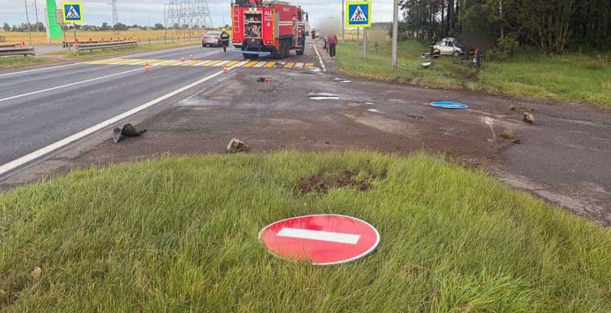 В Пуховичском районе автомобиль Mazda сбил дорожный знак и врезался в дерево1