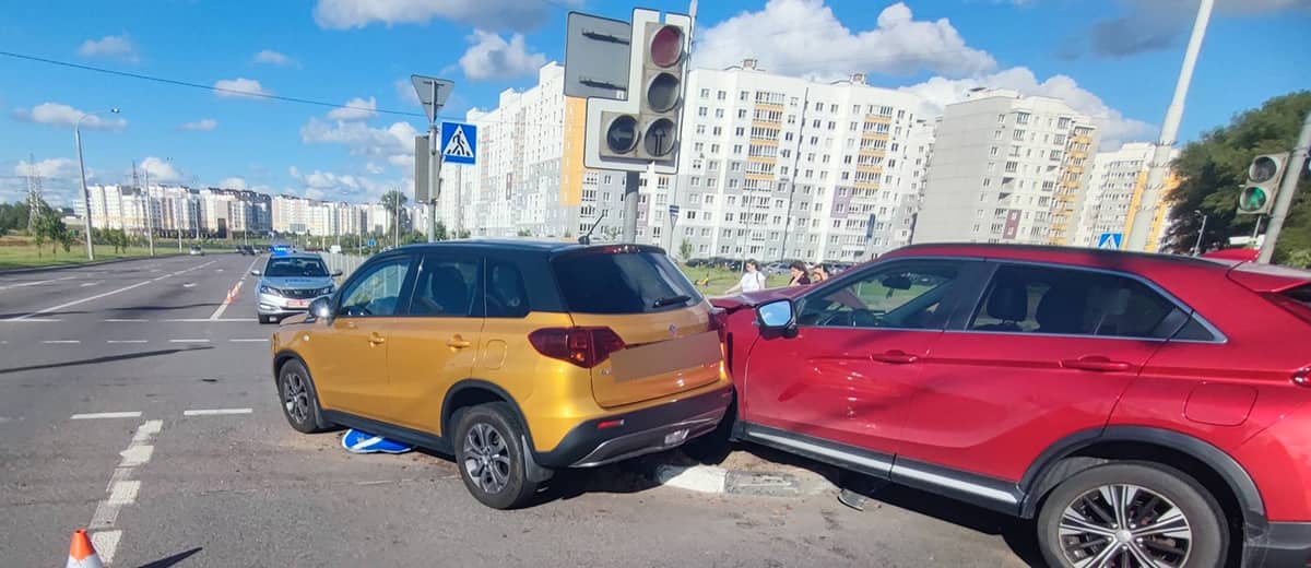 На минском перекрестке Suzuki врезался в Mitsubishi