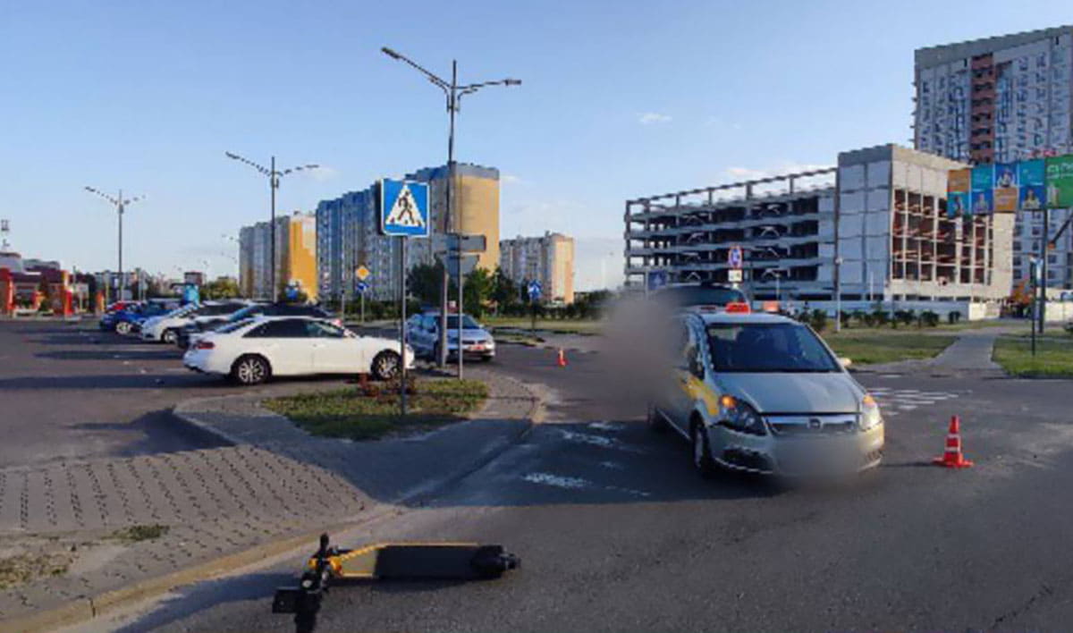 Opel сбил подростков на электросамокате