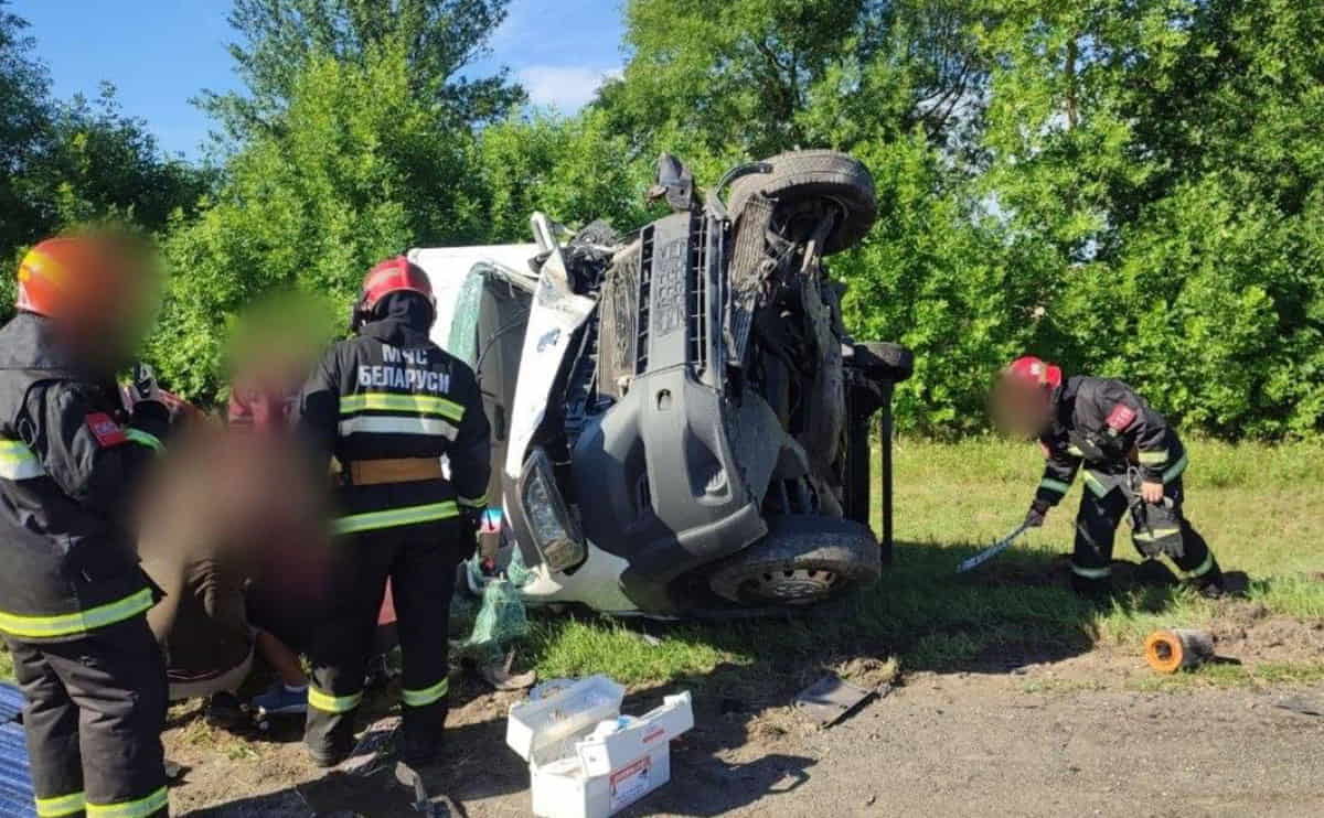 Пять человек пострадали после столкновения УАЗа и Peugeot в Пинском районе